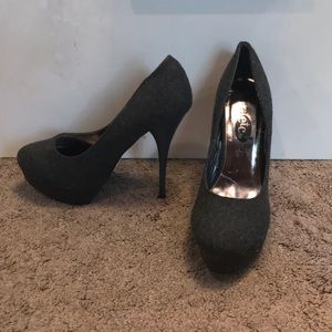 *never worn* medium 7/8 grey heel